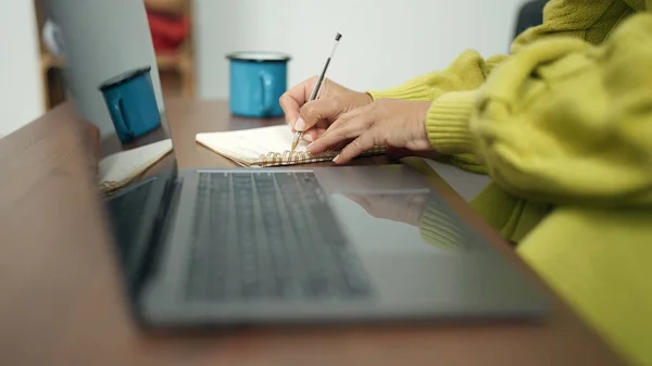 Middle Age Hispanic Woman Using Laptop Writing Notebook Home — Stockfoto