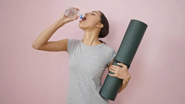 Ung Vacker Latinamerikansk Kvinna Bär Sportkläder Håller Yogamatta Dricksvatten Över — Stockfoto