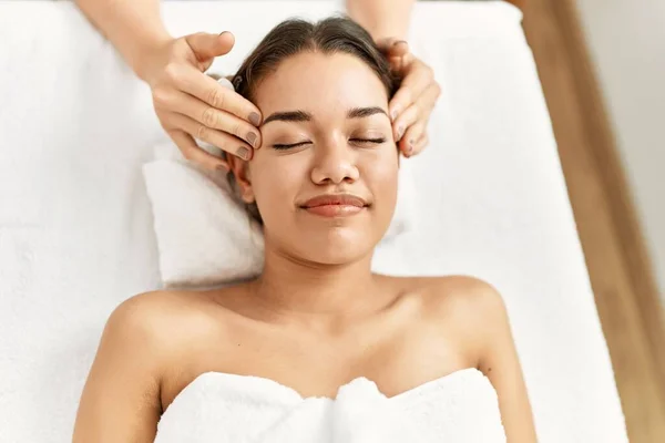 Young Latin Woman Relaxed Having Face Massage Beauty Center — 스톡 사진