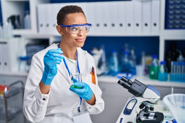 African American Woman Scientist Smiling Confident Pouring Liquid Test Tube — Stock fotografie