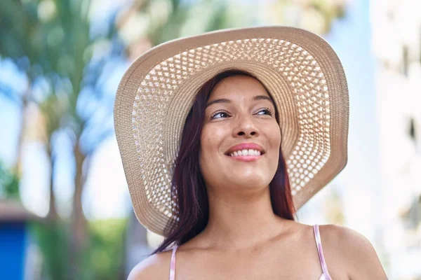 Молода Красива Іспаномовна Жінка Турист Посміхається Впевнено Дивлячись Бік Вулиці — стокове фото