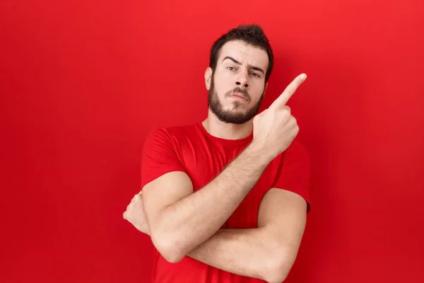 Młody Latynos Czerwonej Koszuli Palcem Wskazującym Stronę Reklamą Poważną Spokojną — Zdjęcie stockowe