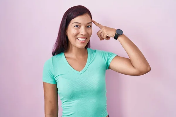 Young Hispanic Woman Standing Pink Background Smiling Pointing Head One — Stockfoto