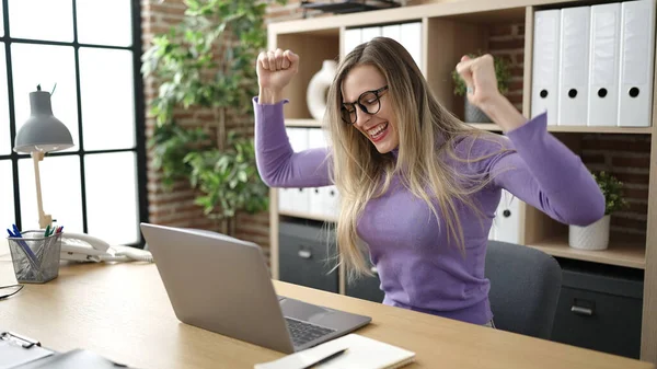 Mujer Joven Rubia Trabajadora Negocios Usando Laptop Con Expresión Ganadora —  Fotos de Stock