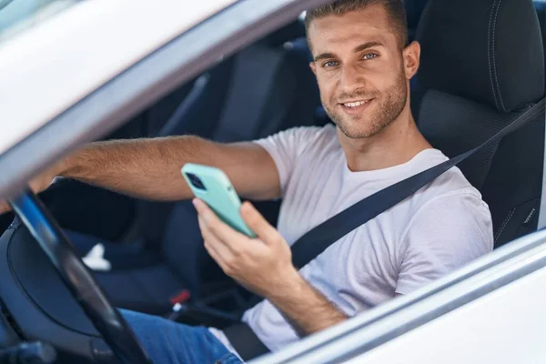 Jovem Caucasiano Homem Usando Smartphone Sentado Carro Rua — Fotografia de Stock