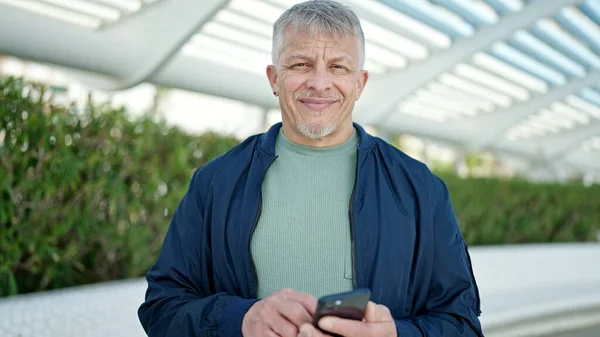 Grauhaariger Mann Mittleren Alters Lächelt Selbstbewusst Mit Smartphone Park — Stockfoto