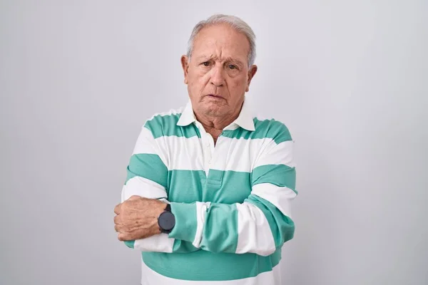 Idősebb Férfi Ősz Hajjal Áll Fehér Háttér Szkeptikus Ideges Rosszalló — Stock Fotó