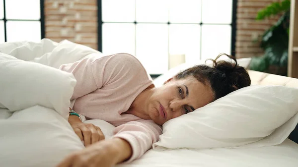 Латиноамериканка Средних Лет Лежит Кровати Серьезным Выражением Лица Спальне — стоковое фото