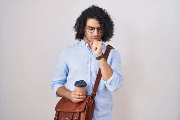 Hombre Hispano Con Cabello Rizado Bebiendo Una Taza Café Para — Foto de Stock