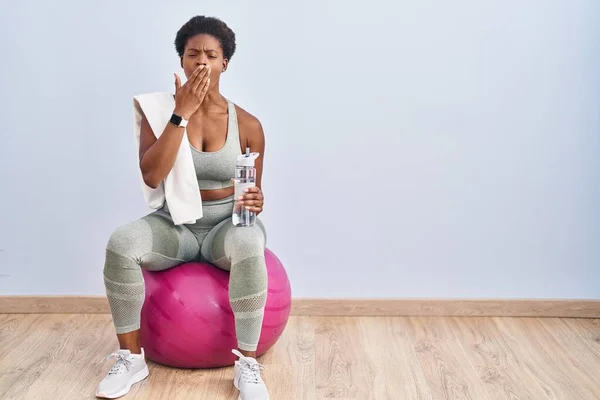 Afroamerikansk Kvinna Sportkläder Sittandes Pilates Boll Uttråkad Gäspande Trött Täcker — Stockfoto