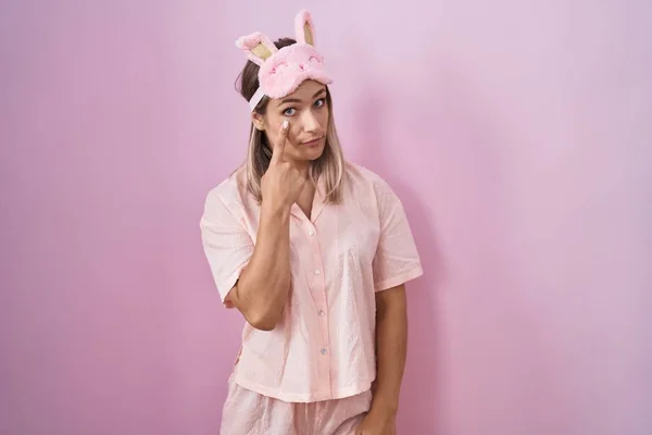 Mulher Branca Loira Usando Máscara Sono Pijama Apontando Para Olho — Fotografia de Stock