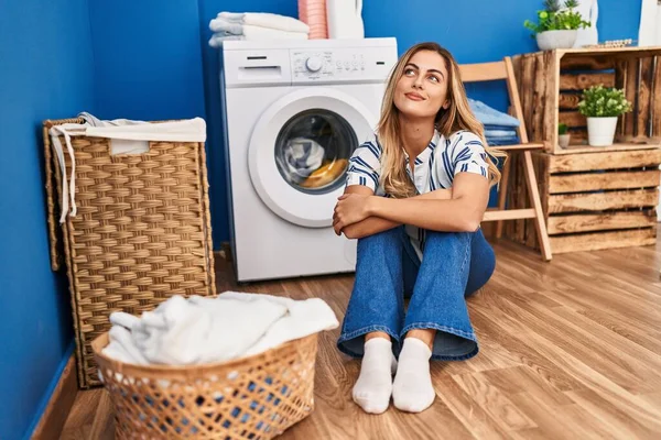 Young Blonde Woman Sitting Floor Waiting Washing Machine Laundry Room — Stok fotoğraf