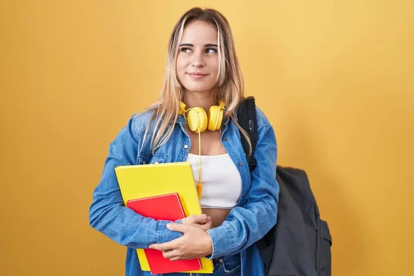 Junge Blonde Frau Mit Studentenrucksack Und Büchern Die Lächelnd Zur — Stockfoto