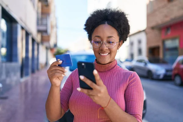 African American Woman Using Smartphone Credit Card Street — ストック写真