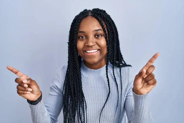 Африканская Американка Стоящая Синем Фоне Уверенно Улыбаясь Указывая Пальцами Разные — стоковое фото