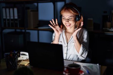 Geceleri ofiste çalışan beyaz bir kadın kollarını kaldırmış ve gözlerini kapatmış heyecanla haykırarak başarının çılgınlığını kutluyor. Kazanan konsept 