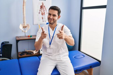 Sakallı, acı giderme kliniğinde çalışan, mutlu ve komik yüzlü genç İspanyol bir adam. iyi enerji ve titreşimler. 