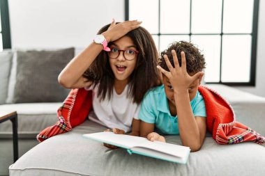 İki kardeş kanepede uzanmış, bir kitap okuyorlar. Yanlışlıkla el ele yazılmış bir kitap. Hatayı hatırla. Unuttum, kötü hafıza kavramı. 