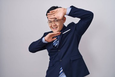 Genç Asyalı takım elbiseli ve kravatlı neşeli gülümseyen, elleri havada bir böceği dikizleyen bir adam. Şaşırdım ve çıktım. 