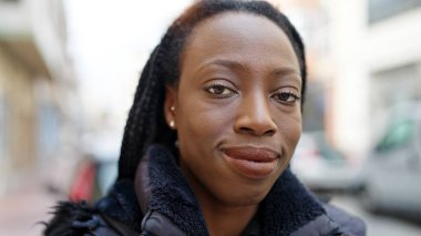 Sokakta kendine güvenen Afrikalı Amerikalı kadın gülümsüyor