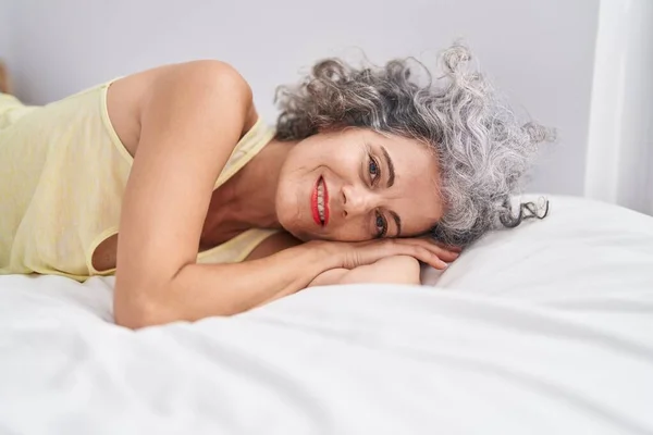 Middle Age Grey Haired Woman Smiling Confident Lying Bed Bedroom — Foto de Stock