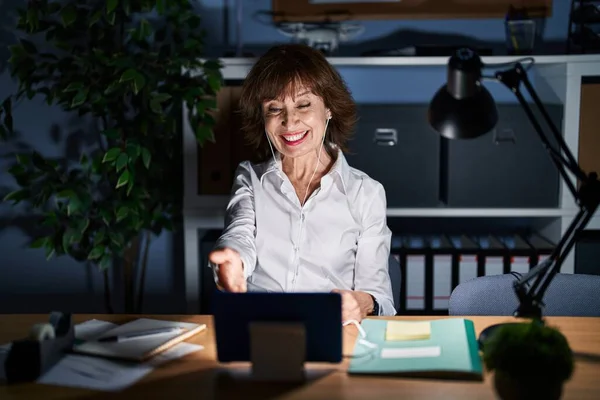 Mujer Mediana Edad Que Trabaja Oficina Por Noche Sonriendo Amable —  Fotos de Stock