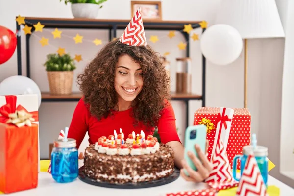 Joven Mujer Hispana Celebrando Cumpleaños Hacer Selfie Por Teléfono Inteligente — Foto de Stock