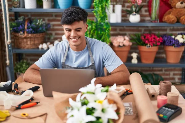 Joven Florista Hispano Sonriendo Confiado Usando Laptop Floristería — Foto de Stock
