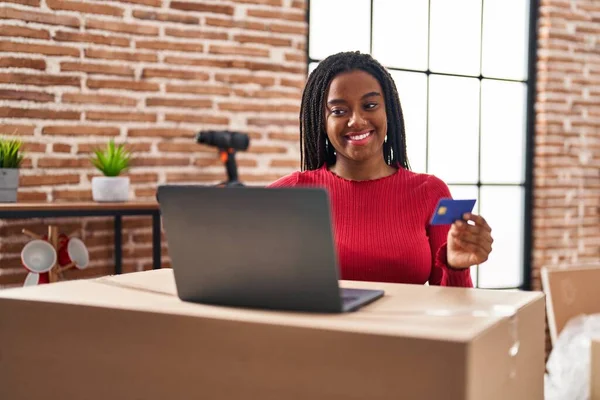 Αφροαμερικανή Γυναίκα Χαμογελά Αυτοπεποίθηση Χρησιμοποιώντας Φορητό Υπολογιστή Και Πιστωτική Κάρτα — Φωτογραφία Αρχείου