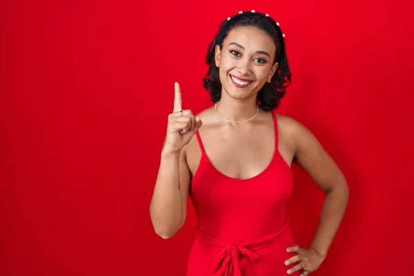 Young Hispanic Woman Standing Red Background Showing Pointing Finger Number — Stock Photo, Image