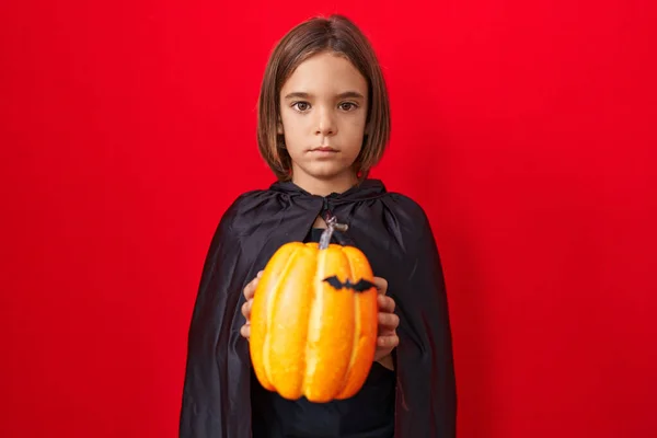 Menino Hispânico Vestindo Uma Capa Segurando Abóbora Halloween Assustado Espantado — Fotografia de Stock