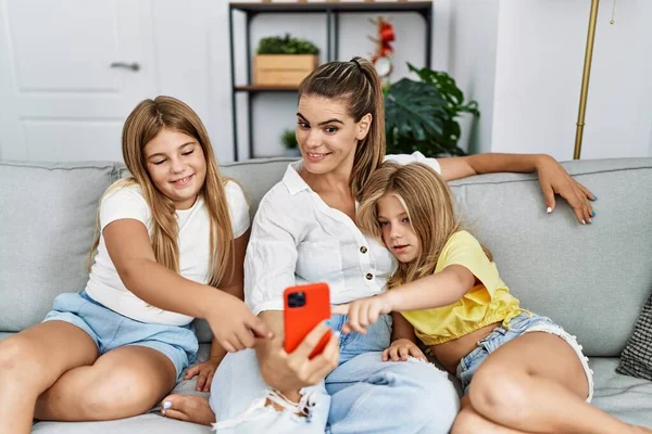 Mother Daughters Smiling Confident Making Selfie Smartphone Home — Stock Photo, Image