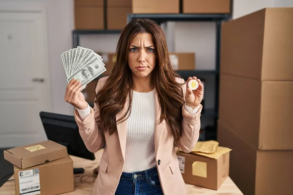 Young Brunette Woman Working Small Business Ecommerce Holding Bitcoin Money — Stock Photo, Image