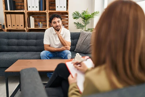 Mężczyzna Kobieta Mają Sesję Psychologiczną Centrum Psychologicznym — Zdjęcie stockowe