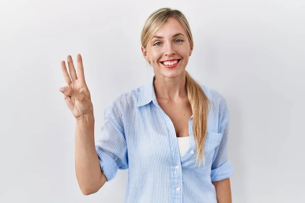Krásná Blondýnka Stojící Nad Bílým Pozadím Ukazující Ukazující Nahoru Prsty — Stock fotografie
