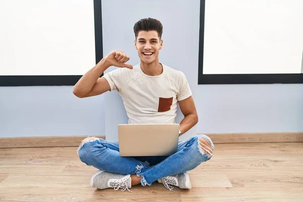 Joven Hombre Hispano Usando Laptop Casa Con Cara Confiada Sonriente —  Fotos de Stock