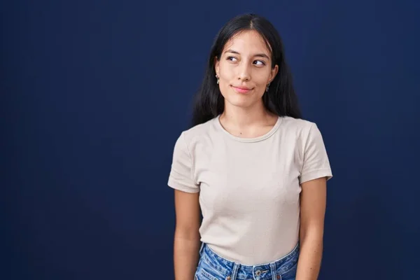 Jonge Latino Vrouw Staan Blauwe Achtergrond Glimlachen Kijken Naar Zijkant — Stockfoto