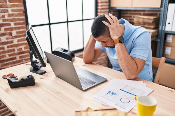 Young Latin Man Ecommerce Business Worker Stressed Using Laptop Office — Foto Stock