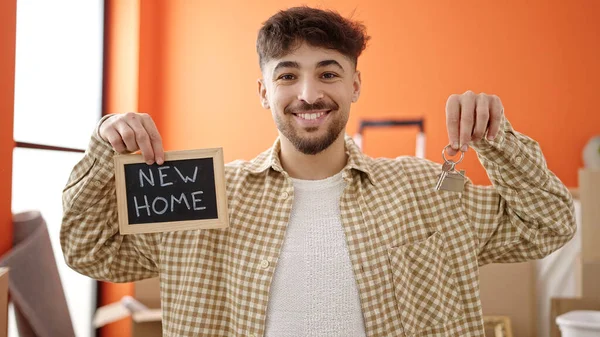 Jonge Arabier Man Met Schoolbord Sleutels Nieuw Huis — Stockfoto