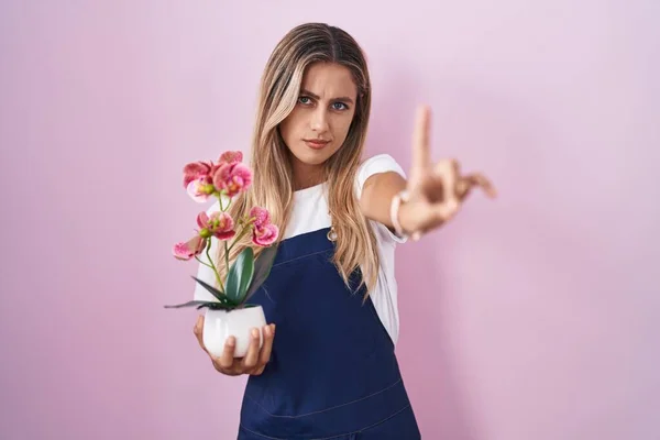 Jonge Blonde Vrouw Dragen Tuinman Schort Holding Plant Wijzen Met — Stockfoto