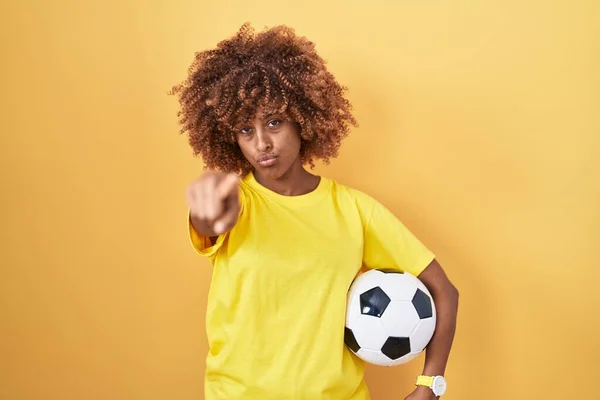 Joven Mujer Hispana Con Pelo Rizado Sosteniendo Pelota Fútbol Apuntando — Foto de Stock