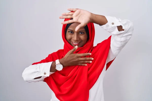 Junge Arabische Frau Mit Traditionellem Islamischen Hijab Schal Lächelt Fröhlich — Stockfoto