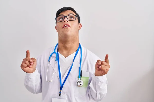 Hombre Joven Hispano Con Síndrome Vistiendo Uniforme Médico Estetoscopio Asombrado — Foto de Stock
