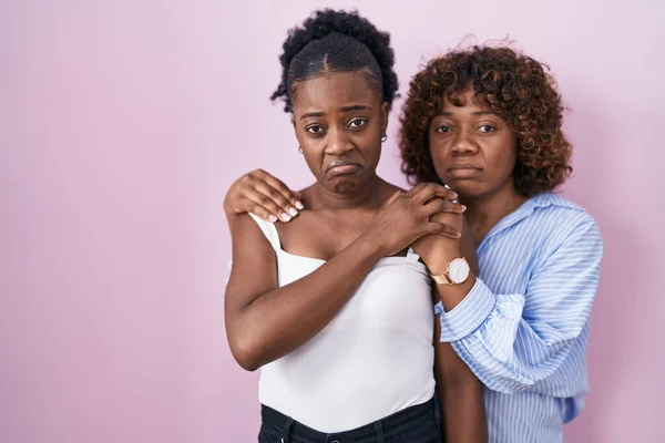 Δύο Αφρικάνες Που Στέκονται Πάνω Από Ροζ Φόντο Μελαγχολικές Και — Φωτογραφία Αρχείου