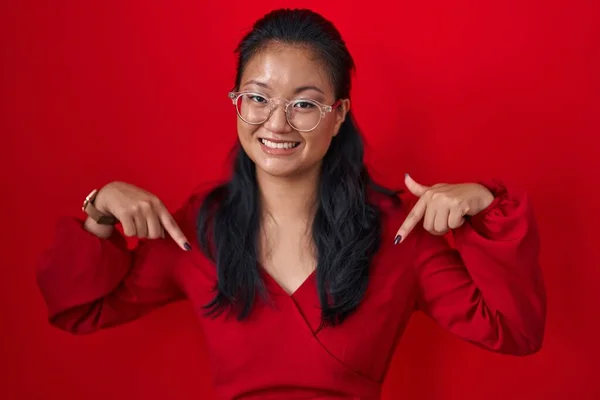 Aziatisch Jong Vrouw Staande Rode Achtergrond Kijken Zelfverzekerd Met Glimlach — Stockfoto