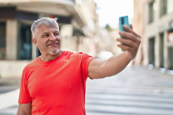 Medelålders Gråhårig Man Ler Tryggt Gör Selfie Smartphone Gatan — Stockfoto