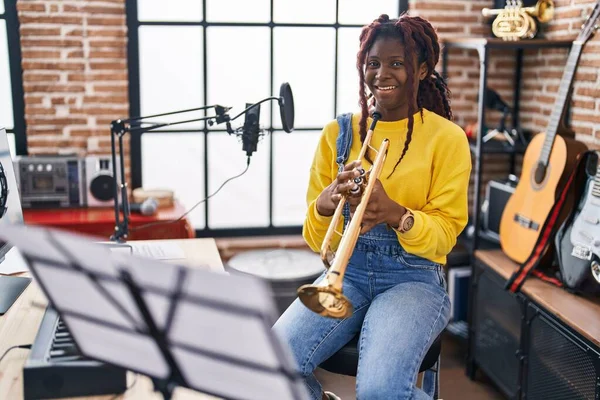 Mujer Afroamericana Músico Sonriendo Confiado Sosteniendo Trompeta Estudio Música —  Fotos de Stock