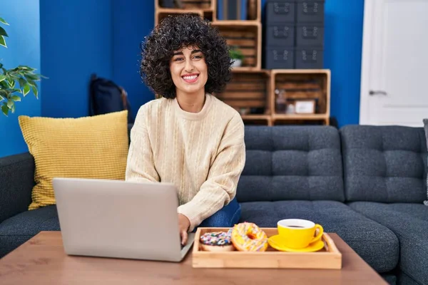 Young Middle East Woman Using Laptop Having Breakfast Home — 图库照片