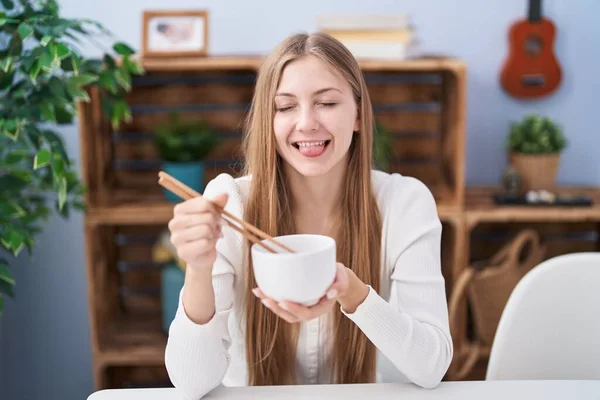 Ung Kaukasisk Kvinna Äter Asiatisk Mat Med Ätpinnar Sticker Tunga — Stockfoto
