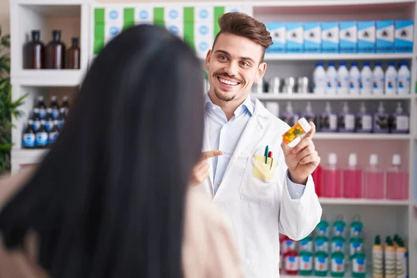 Hombre Mujer Farmacéutica Sosteniendo Pastillas Botella Hablando Con Cliente Farmacia —  Fotos de Stock